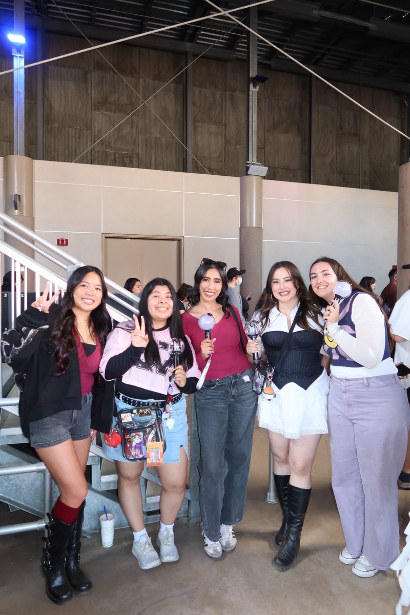 daegucherry92's tweet photo. any excuse to talk about my army besties of 6 years 💜💜 https://t.co/kfcQ02sbMD