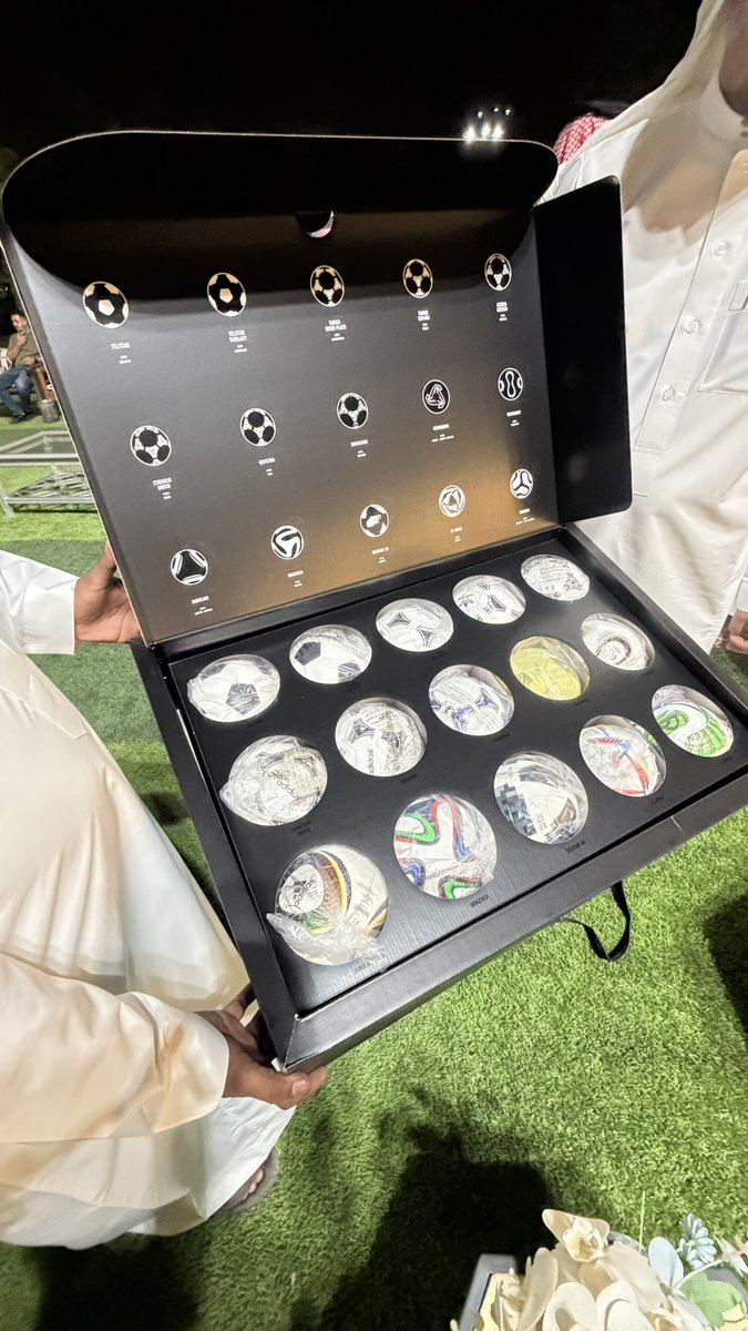 RaadAHAM's tweet photo. هدية رائعة من شركة اديداس  @adidasfootball لمتحف جار الله العضيب التراثي ، وهي عبارة عن نماذج مجسم كرة القدم لبطولات #كأس_العالم من عام 1970 الى 2026 م https://t.co/JHOmOulaGK