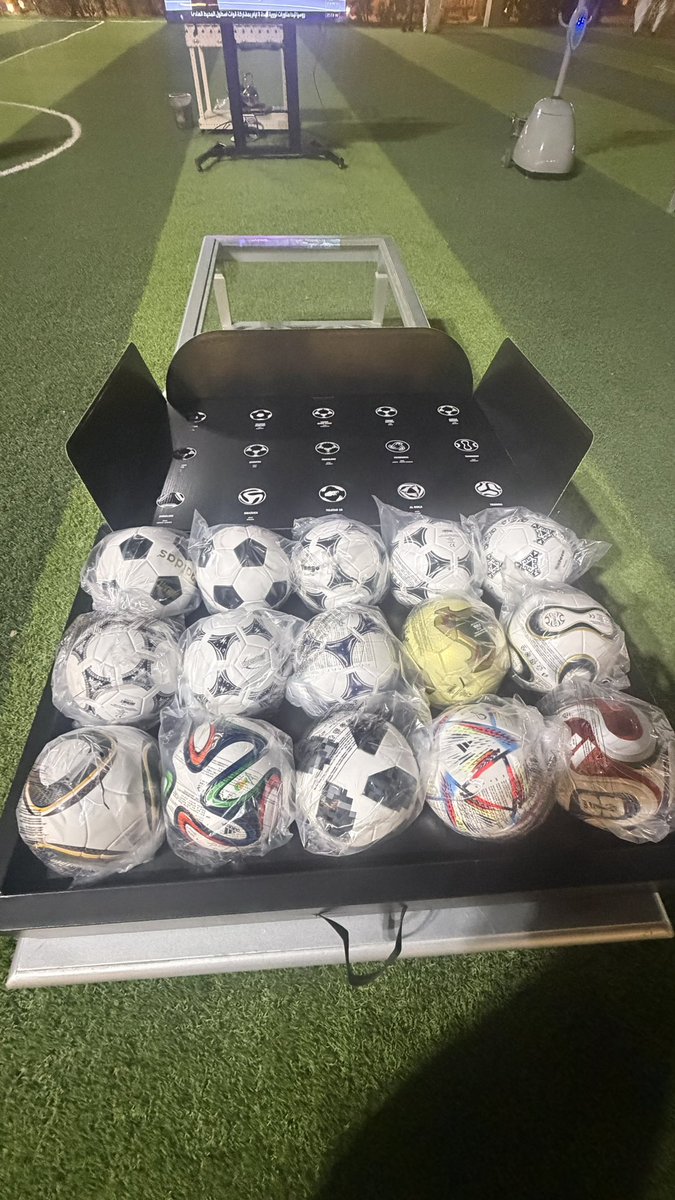 RaadAHAM's tweet photo. هدية رائعة من شركة اديداس  @adidasfootball لمتحف جار الله العضيب التراثي ، وهي عبارة عن نماذج مجسم كرة القدم لبطولات #كأس_العالم من عام 1970 الى 2026 م https://t.co/JHOmOulaGK