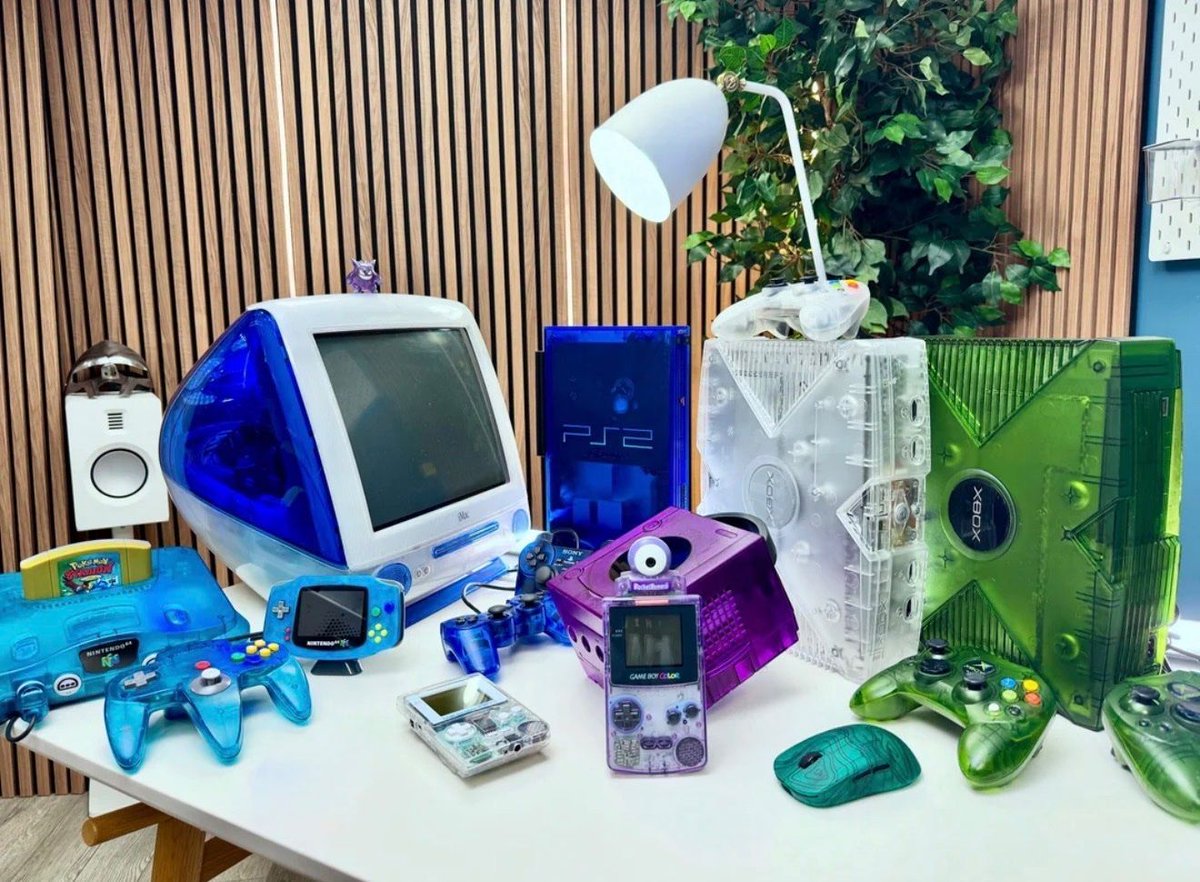 nostalgiacore's tweet photo. What is stopping tech companies from bringing back these Y2K aesthetics? https://t.co/COFFMkw9xR