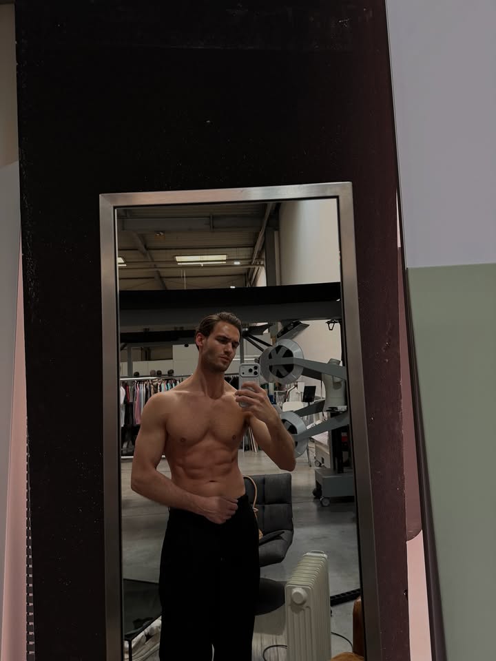 Sam03903276's tweet photo. Meeting people is less desirable than working out https://t.co/P7hG4gnZRv
