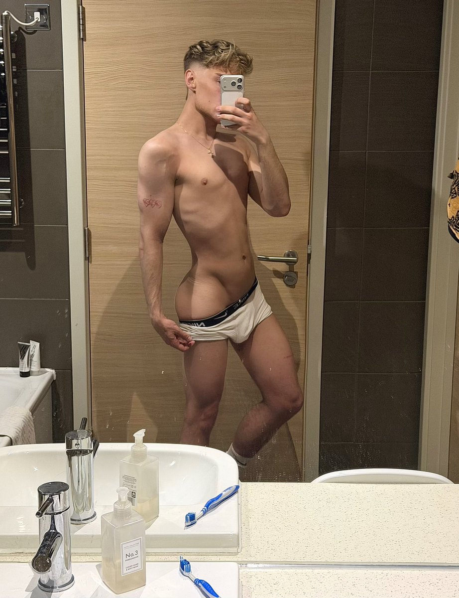thattboybowen's tweet photo. Come shower. https://t.co/dlilTEF5Di