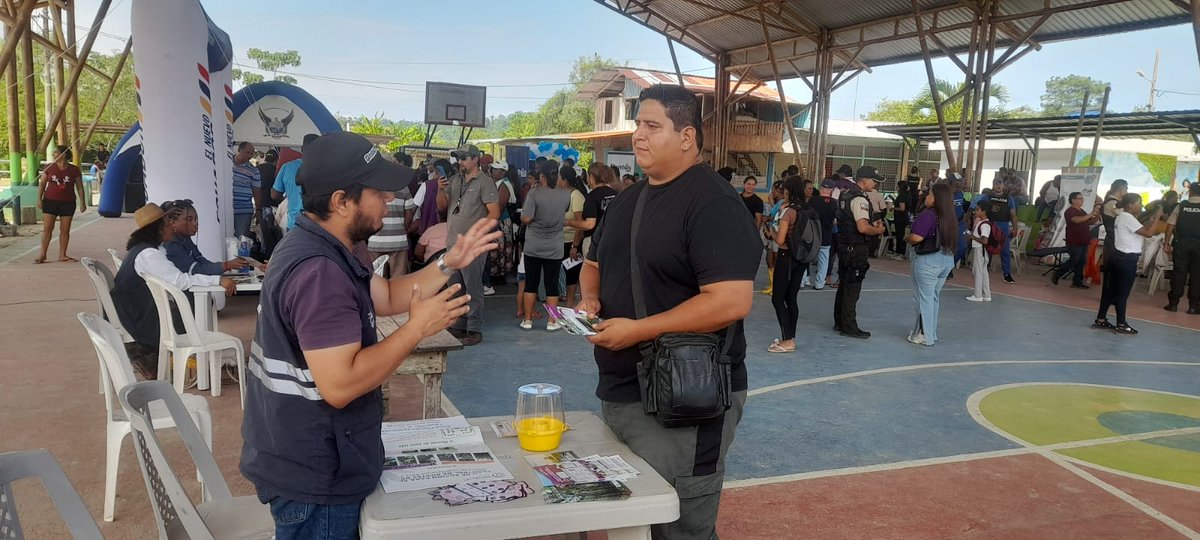 AgrocalidadZ1's tweet photo. #Esmeraldas | 🇪🇨🤝 Participamos en la “Brigada Social por el Nuevo Ecuador” en San Gregorio, Muisne
Socializamos los servicios y proyectos de la Agencia en beneficio del sector agropecuario. 
#AgrocalidadEnTerritorio https://t.co/mBNFNYJMRM