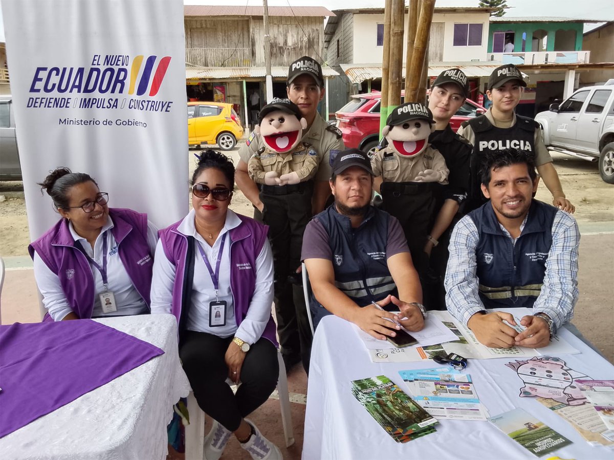 AgrocalidadZ1's tweet photo. #Esmeraldas | 🇪🇨🤝 Participamos en la “Brigada Social por el Nuevo Ecuador” en San Gregorio, Muisne
Socializamos los servicios y proyectos de la Agencia en beneficio del sector agropecuario. 
#AgrocalidadEnTerritorio https://t.co/mBNFNYJMRM