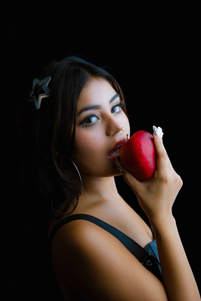 LoiBaee's tweet photo. Apple red https://t.co/aoGh9htAOv