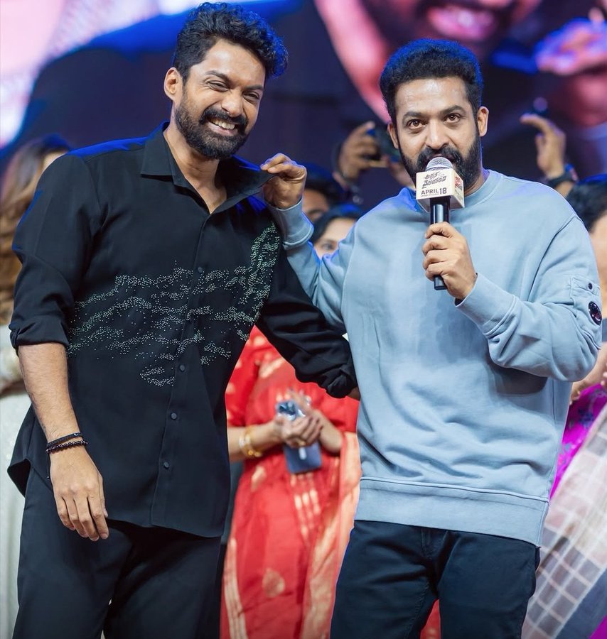 TrendsKalyanRam's tweet photo. Wishing A Very Happy Birthday to Our Man Of Masses, Master Performer @tarak9999 behalf of @NANDAMURIKALYAN Fans ♥️😎

Meet #LUGER From #Dragon 🤙🤯
NTR X NEEL X RAVIBASRUR 🌋💣💯
#HappyBirthdayNTR https://t.co/4ACY4Cz4P6