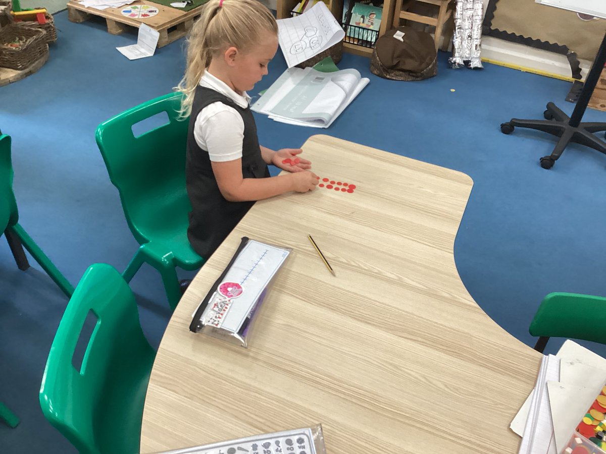 GatesRobins's tweet photo. In maths this week we are looking at creating arrays. Today we did it practically with counters and then explained what we could see. #thegatesmaths https://t.co/Dsh0rdGcpZ