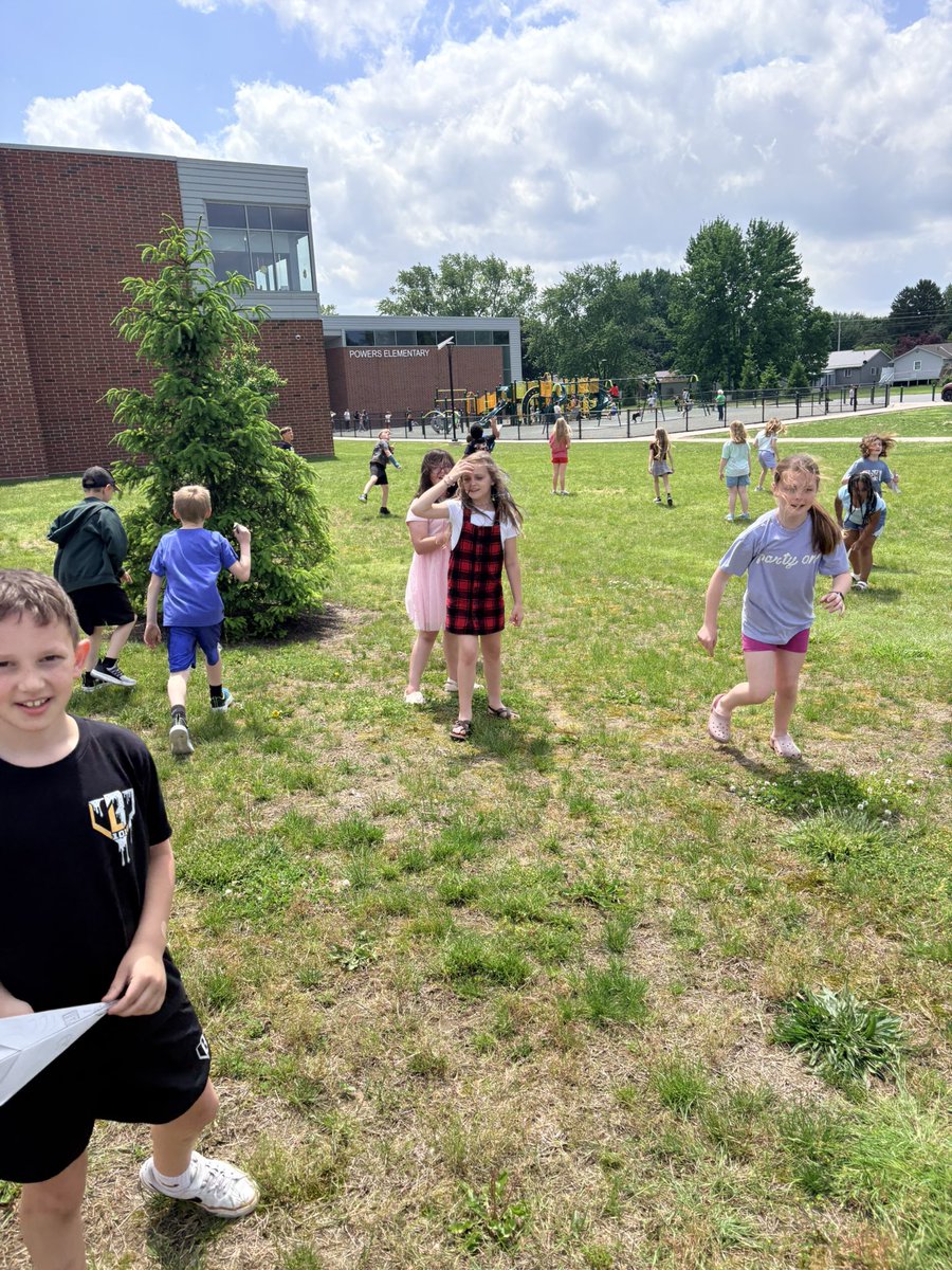 MrsHammond3rd's tweet photo. Paper airplane contest - Miller and Brady tied! #Powers3rd @dever_tina https://t.co/SQJgHWHIIS