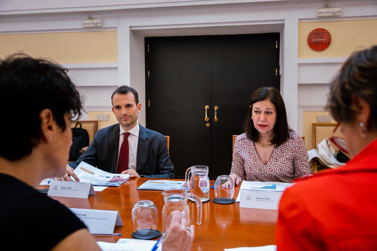 inclusiongob's tweet photo. 🤝 La ministra @SaizElma y la secretaria general de Inclusión @ElenaRodNavarro se han reunido con la presidenta de @COFIDES 

👉 Han abordado los próximos proyectos vinculados al Fondo de Impacto Social centrados en la vivienda. https://t.co/JxEzL5orTS