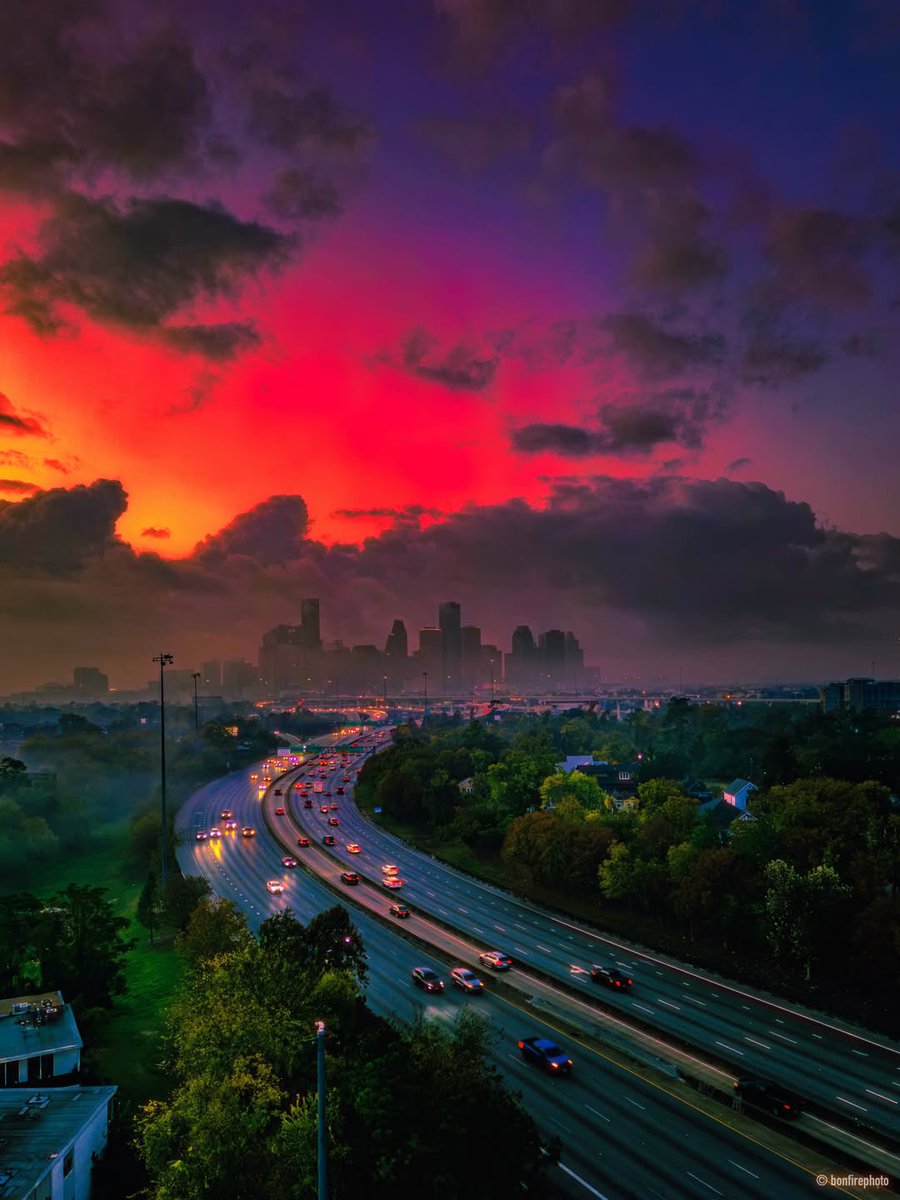 VisitHouston's tweet photo. The calm after the storm ☔️🌇
📸: @bonfirephoto https://t.co/bpozoB5lVb