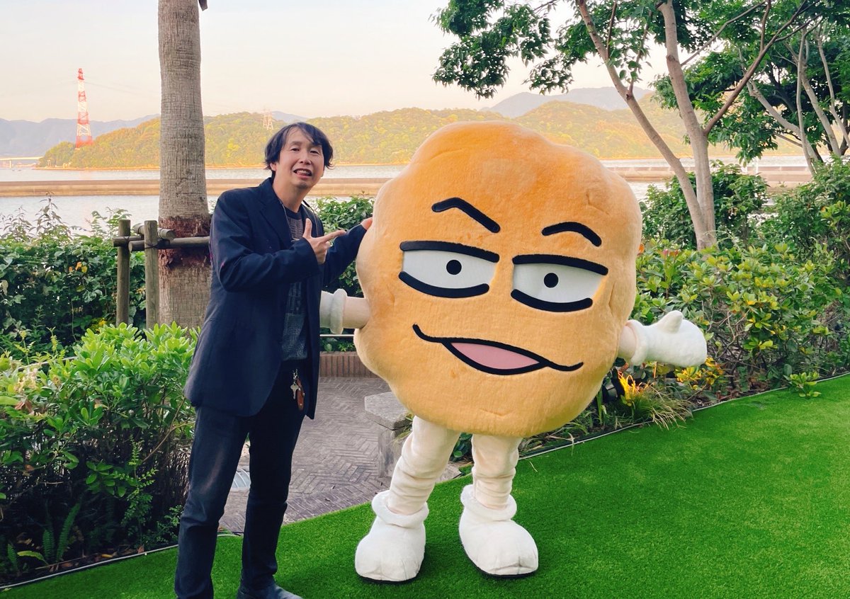 gazbeat's tweet photo. 広島弁のアニメで有名なおしゃべり唐揚げあげ太くん☆

ご縁あってあげ太くんの稼働のアテンドをさせていただきました。
可愛くて面白くて癒されました(^^)
僕も広島弁割と濃いのでアイデンティティ的にも嬉しい、笑

あげ太くんのアニメも是非チェックしてくださいね♪ https://t.co/5Iaz7z4ewo