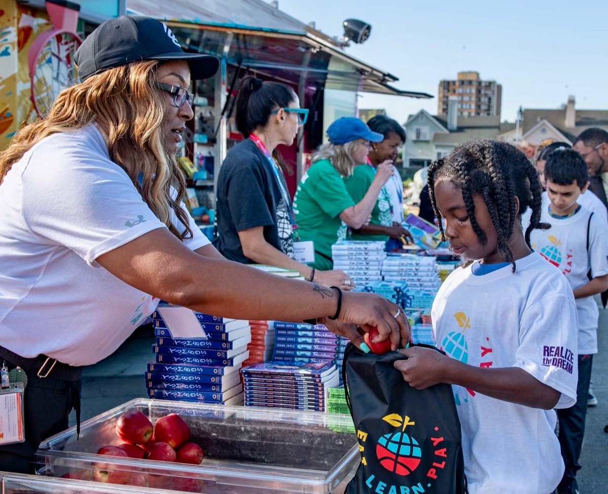 eatlearnplay's tweet photo. Fresh produce, healthy meals, new books — the Eat. Learn. Play. Bus brings it all directly to Oakland kids and families, week after week with our partners from Alameda County Community Food Bank, Oakland Literacy Coalition, and Community Kitchens alongside us. #poweredbyjoie https://t.co/pMR5pkB3fX