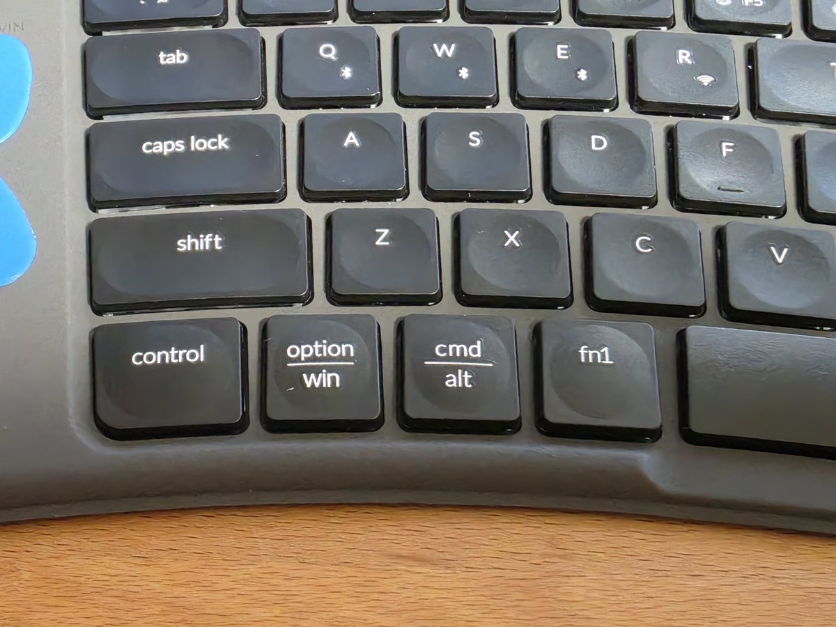 uzuky's tweet photo. Keychron B11 Proの Win alt fn1の入れ替えうまくいった (もとは fn1 Win alt の順番だった)
キーキャップだけだとはまらなくて、パンタグラフごと入れ替えたらちゃんとはまった https://t.co/PfyK4MtC6u