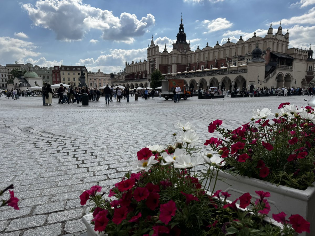 LynnSCorbett's tweet photo. Arrived in Krakow just after 1pm.  Fabulous first afternoon.  Very warm - shorts and T-shirt weather and the same until we leave on Saturday night https://t.co/lSgcTGNjrT
