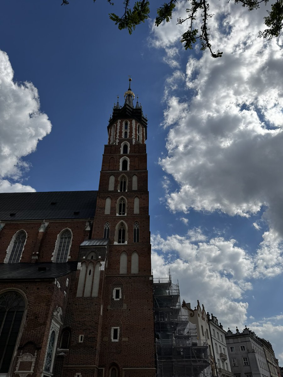 LynnSCorbett's tweet photo. Arrived in Krakow just after 1pm.  Fabulous first afternoon.  Very warm - shorts and T-shirt weather and the same until we leave on Saturday night https://t.co/lSgcTGNjrT
