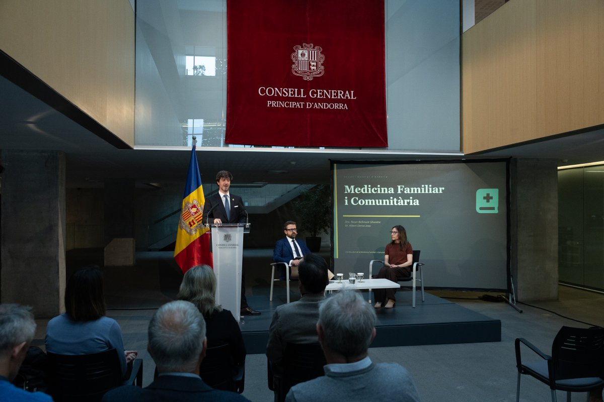 ConsellGeneral's tweet photo. Taula rodona sobre la medicina familiar i comunitària.

Els metges subratllen la importància del metge de família per a la salut pública. El coneixement del pacient i el seu entorn permet reduir les urgències i la mortalitat.

🖥️ Més informació: https://t.co/ofbgddILb2 https://t.co/b2kjuw6DRY
