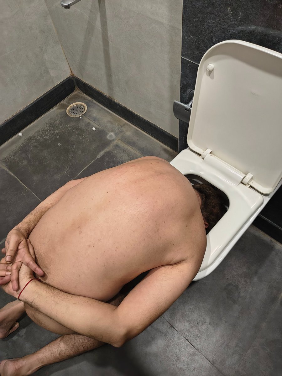 wolverine_dom's tweet photo. The pig slave gets his face in the toilet as my command 
#bdsm
#humiliation
#slave
@Forced_cuckolds @mistress_terra_ 
@Smother_Queen_D @aagrawa03287120 @master https://t.co/hRrUU3OW6k