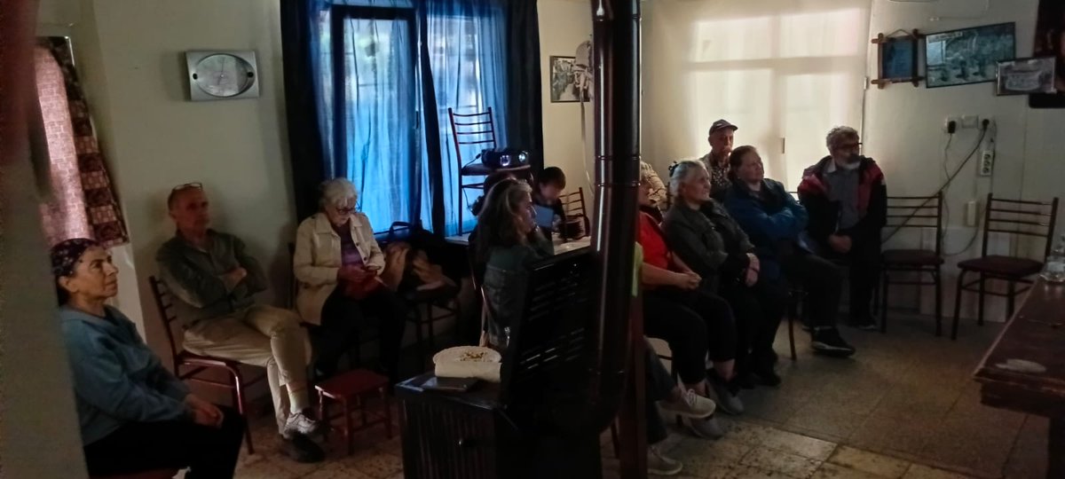 EmepGebze's tweet photo. Darıca İlçe Örgütümüzün çağrısıyla film gösteriminde bir araya geldik.

Parti binamızda düzenlediğimiz gösterimde #Diren filmini hep birlikte izledik. https://t.co/Vi4SVuBH8p
