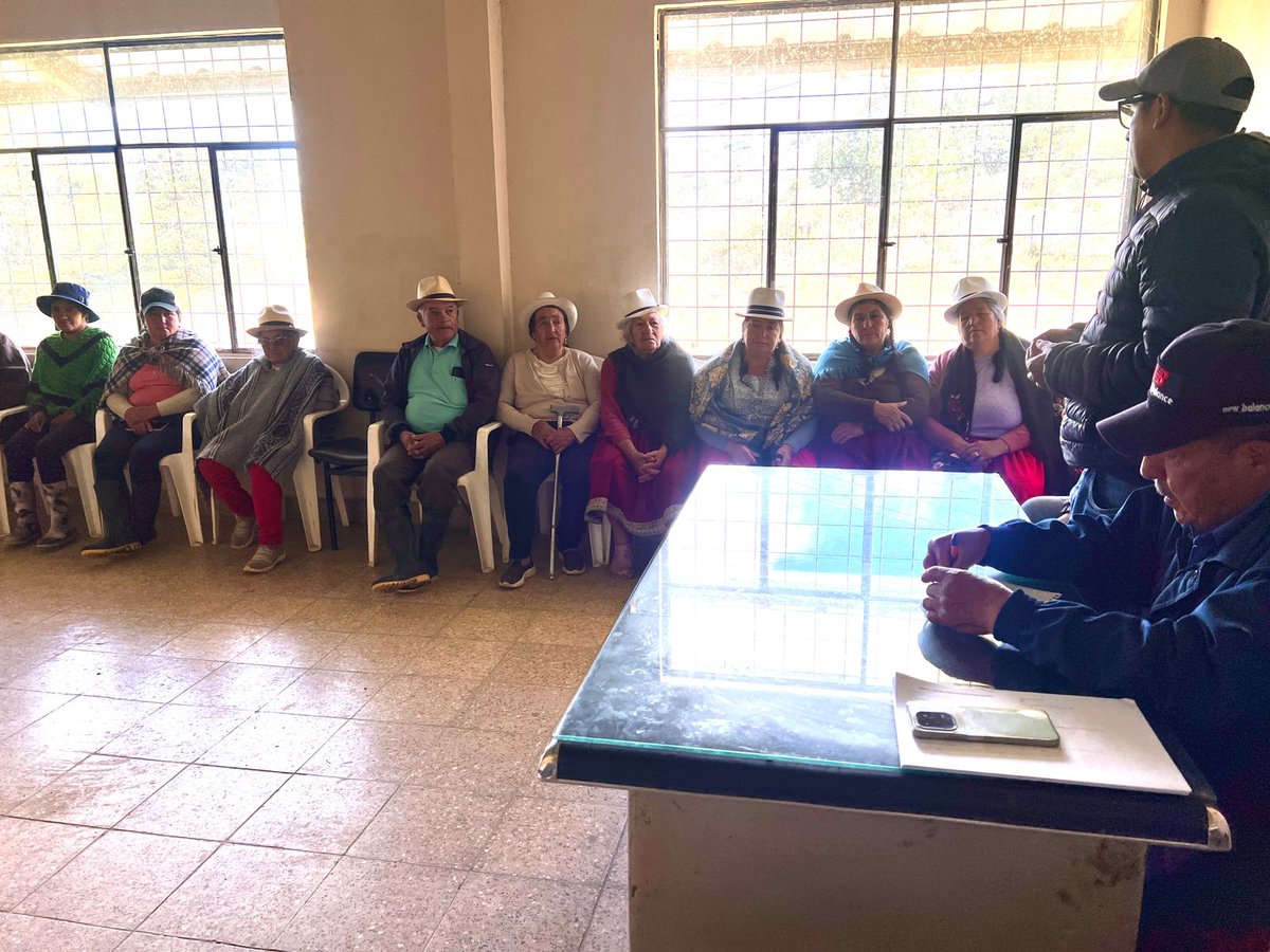 Agricultura_CZ6's tweet photo. #Azuay | En el cantón #Pucará socializamos los programas y servicios del #MAGP con productores de la comunidad de Manzanilla. Además, realizamos el seguimiento al correcto uso de paquetes tecnológicos pecuarios entregados para fortalecer la producción rural. https://t.co/gTmqeRMid6