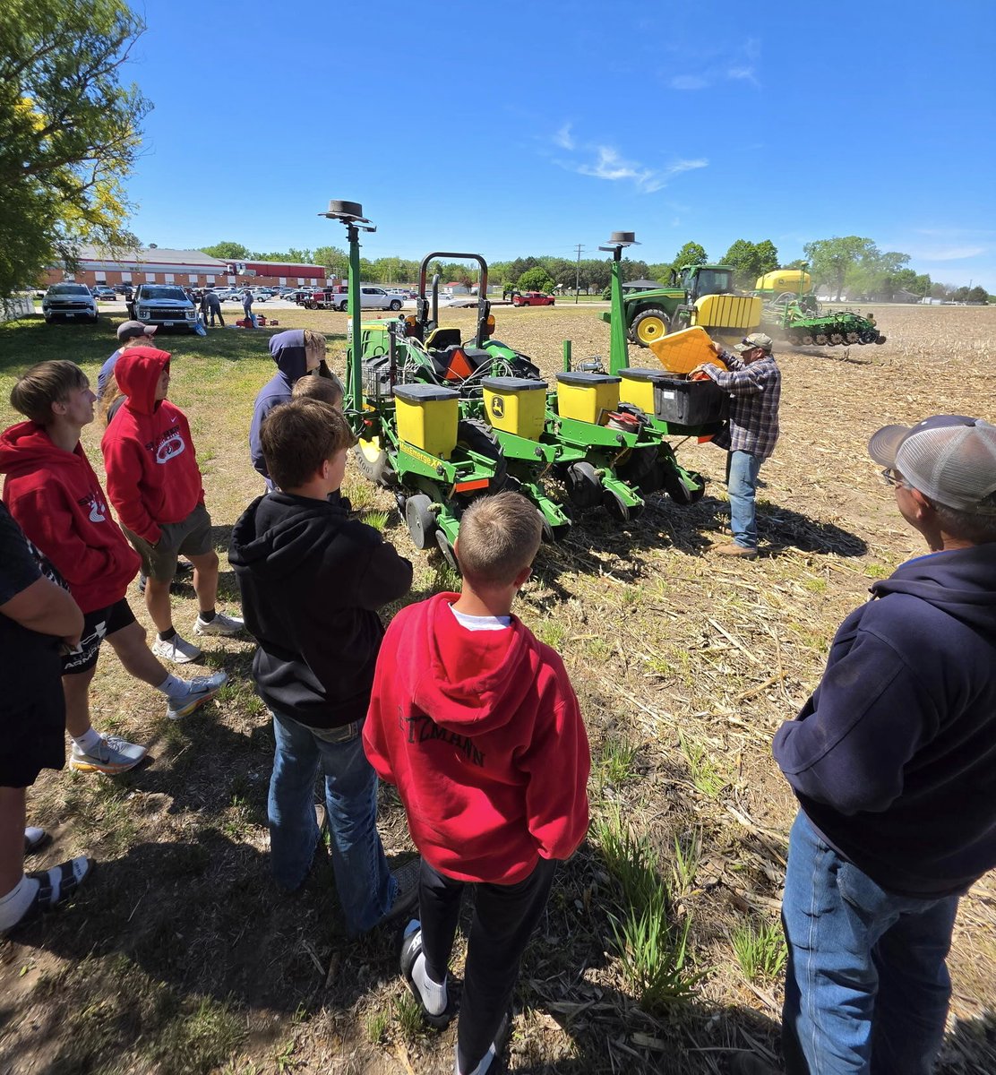 Inner_Plant's tweet photo. Experiential learning 🪏

Students from Nuckolls County came out to learn about planting tactics and field scouting on our research plot in Nebraska. Thank you to the @NutrienAgRetail team in Superior, NE, and the Nuckolls County FFA for coming out to this hands-on experience! 🤝 https://t.co/DvfWTJsUe5
