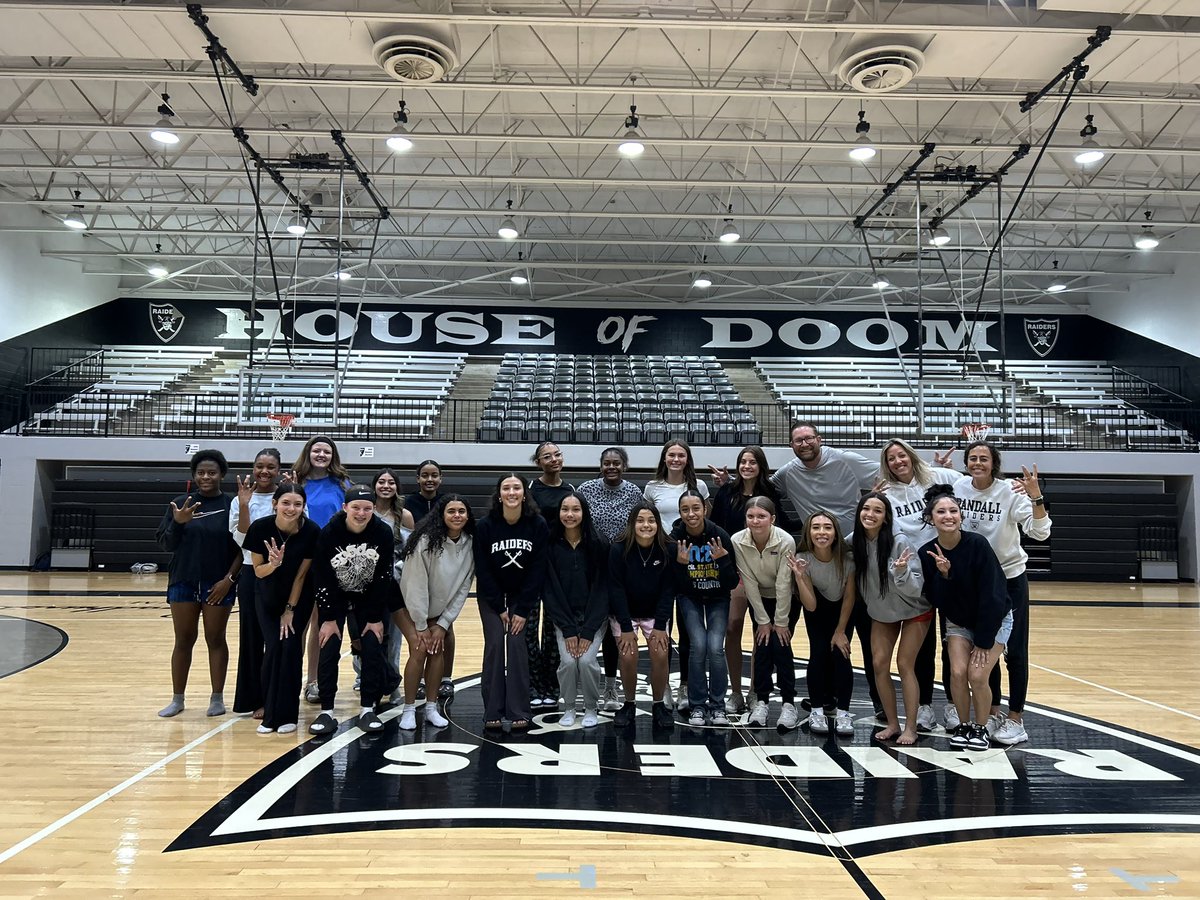 BballRandall's tweet photo. ❤️ these 🏀 ballers! It has been a great year and looking forward to the next year! 

Greatness is not for the chosen few, but the few who consistently choose! https://t.co/Zxxs0LWtSm