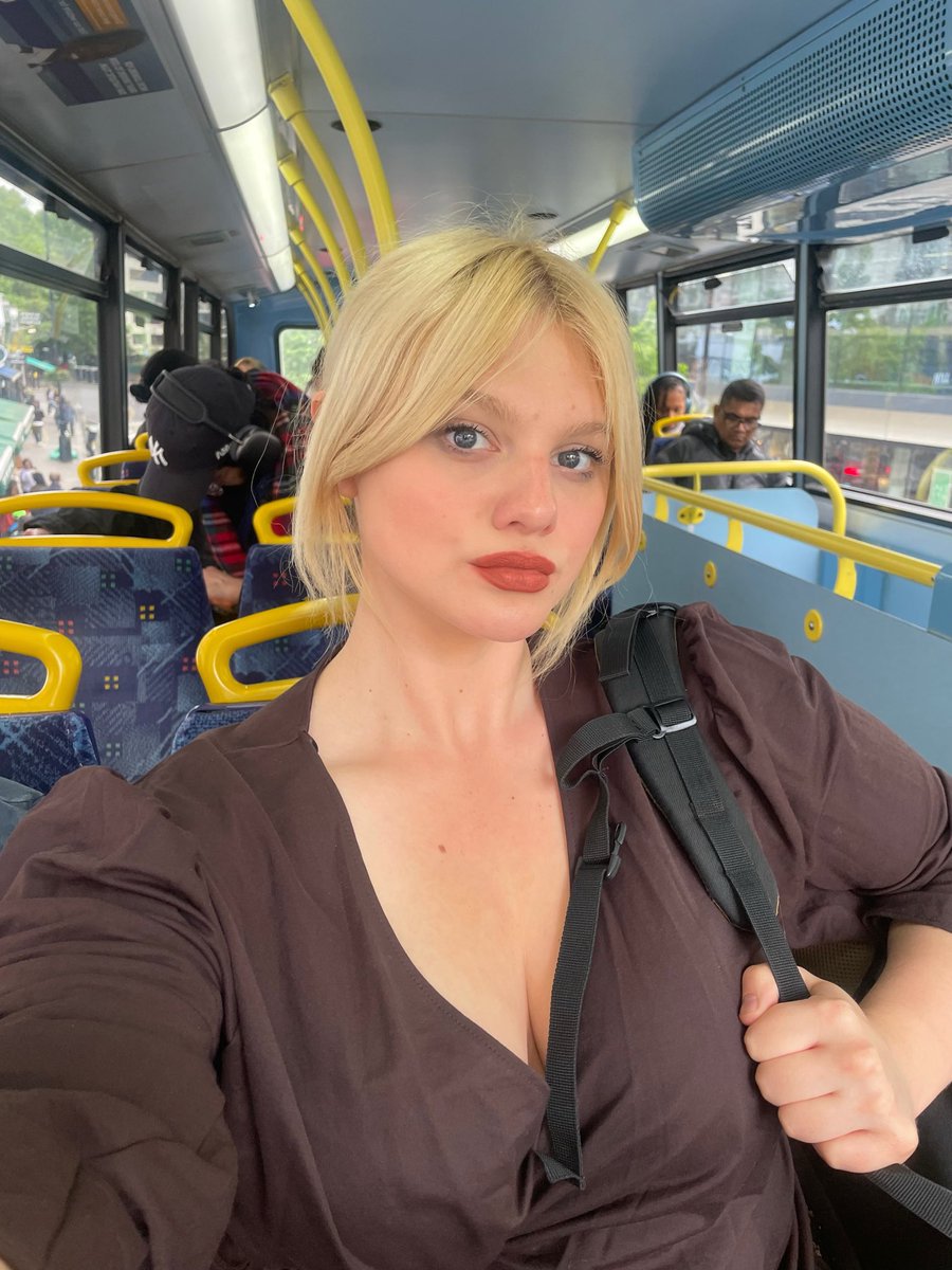 Lipstick goon tweet media