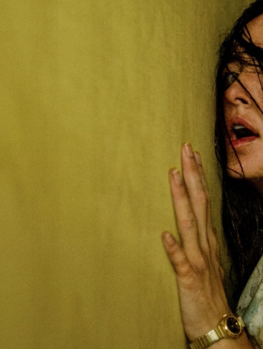 PerifaFilm's tweet photo. Mesmo sem poder entrar em muitos detalhes por conta do embargo, dá pra dizer que transformar as Backrooms em um longa parecia  difícil. A creepypasta funciona muito bem no formato curto, então existia aquela dúvida real se o conceito conseguiria sustentar um filme inteiro. https://t.co/eRLZN8BJXB