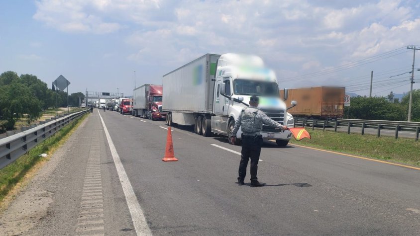 GN_Carreteras's tweet photo. En #Querétaro se libera un carril de circulación para ambos sentidos, cerca del km 034+400, de la carretera Querétaro-San Luis Potosí. Atienda Indicación Vial. https://t.co/j2JMZsVMa1