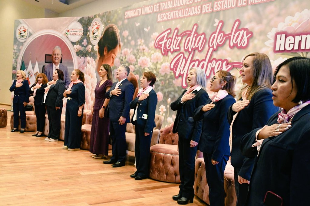Herminio_CahueC's tweet photo. Hoy celebramos a las mamás #suteymistas, orgullo de nuestra organización. Reconocemos el esfuerzo y papel fundamental que tienen en la sociedad, en el servicio público y en el sindicalismo. ¡Enhorabuena! ¡Nunca olviden que su esfuerzo transforma vidas, fortalece familias y engrandece a nuestro #Edomex! 
Gracias a @MonicaChDuran, titular de @OficialiaEdomex, por su acompañamiento en este emblemático acto.  
#SindicalismoDeLaManoContigo