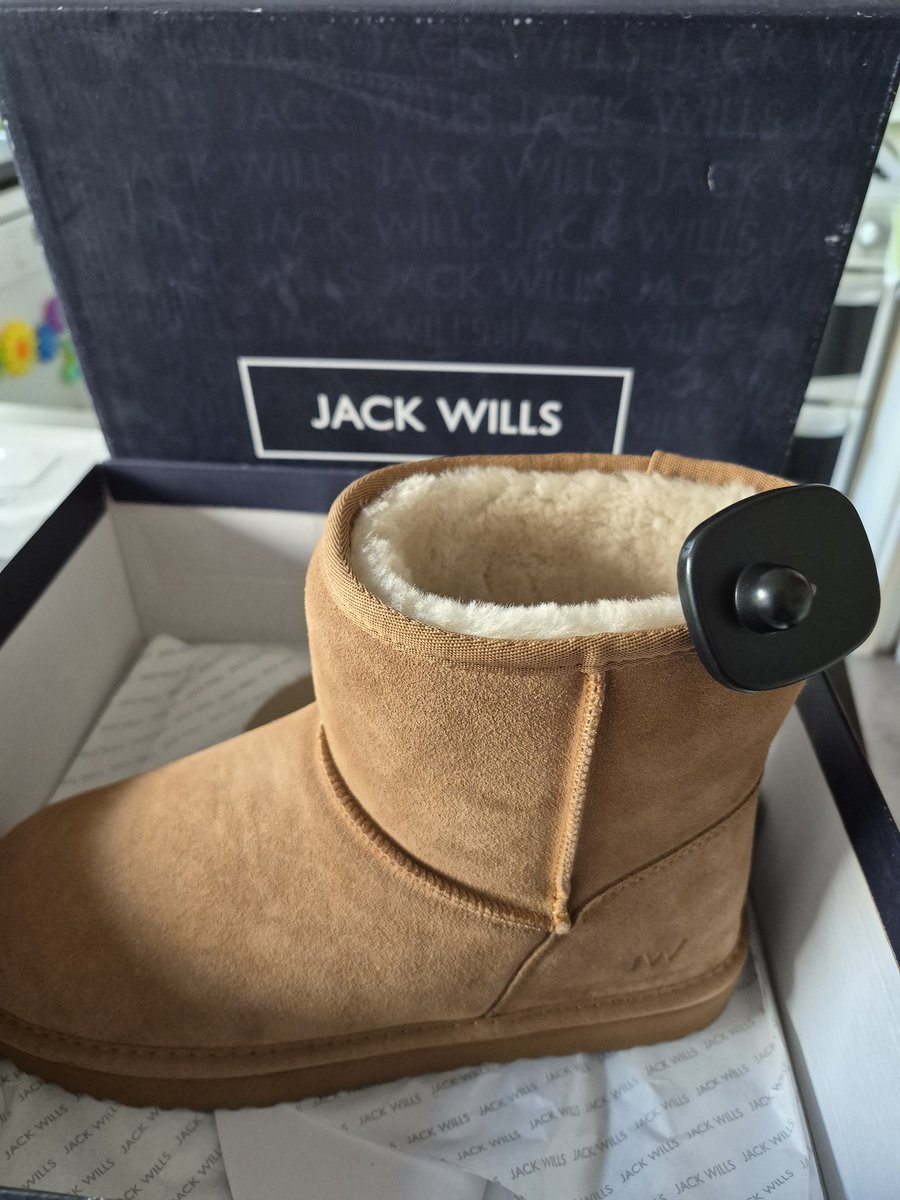 BeccaLarks's tweet photo. @SportsDirectUK always helpful to receive a delivery with the security tag still attached 🙄 https://t.co/cTozQYXbH0