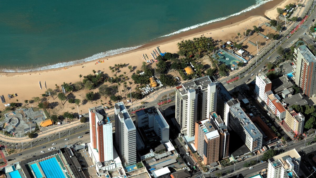ESTEIO_SA's tweet photo. 🌊 Fortaleza vista de outro ângulo.
A Praia de Iracema, um dos cartões-postais mais emblemáticos da capital cearense, registrada em imagens aéreas oblíquas de alta resolução, capturadas com o sensor aerotransportado Leica CityMapper. https://t.co/OIX4Cj5FnY