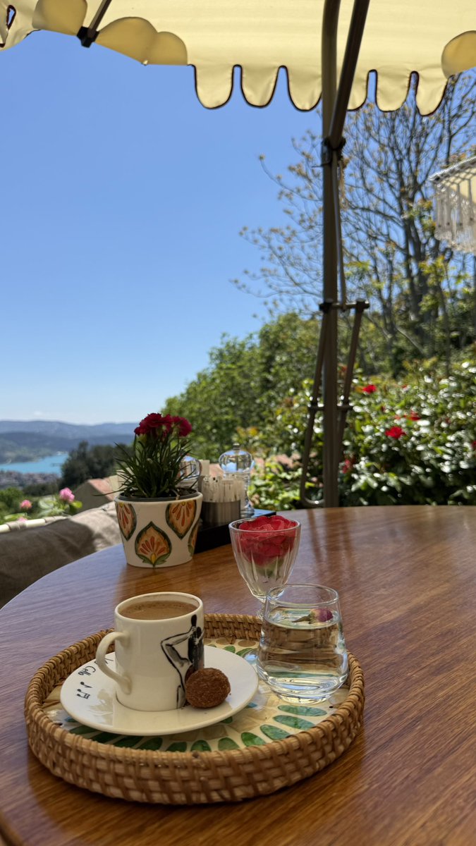 Aggbbi's tweet photo. عدتُ من #إسطنبول البارحة ، المدينة التي لا يفارقها سحرها مهما تغيّرت تفاصيلها .
بعد انقطاع دام سبع سنوات ، وجدتُ ملامحها ما زالت جميلة كما هي ، لكنني لمستُ تغيّرًا واضحًا في بعض جوانبها، أبرزها الارتفاع الكبير في الأسعار مقارنةً بالسابق . https://t.co/ZhAxTh9fm3