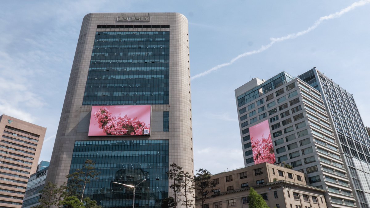ccmrdesign's tweet photo. VITAE by Cristina La Porta Studio has been selected by https://t.co/y2YWJYUNBo as “Artist of the Month” and presented throughout April in Seoul.
The work was shown across a curated public media program, bringing digital art into the everyday rhythm of the city.

감사합니다 🇰🇷🩶 https://t.co/ur6XIWKT9U