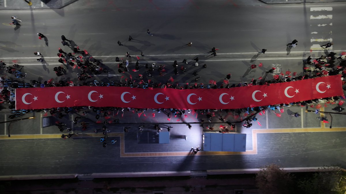 sivasvaliligi's tweet photo. 19 Mayıs Atatürk'ü Anma, Gençlik ve Spor Bayramı münasebetiyle “Gençlik Korteji” yürüyüşü gerçekleştirildi. 🇹🇷

Valimiz Sn. Yılmaz Şimşek, eşi Dr. Olgun Şimşek Hanımefendi, il protokolü, vatandaşlar ve gençlerin katılımıyla düzenlenen yürüyüş; Tarihi Tren Garı önünden başlayarak Türk bayrakları eşliğinde Atatürk ve Kongre Müzesi bahçesinde oluşturulan etkinlik alanına kadar devam etti.

Coşku ve yoğun katılımla gerçekleşen yürüyüşte, 19 Mayıs'ın anlam ve önemine yakışır görüntüler ortaya çıktı.

#19Mayıs | #Sivas