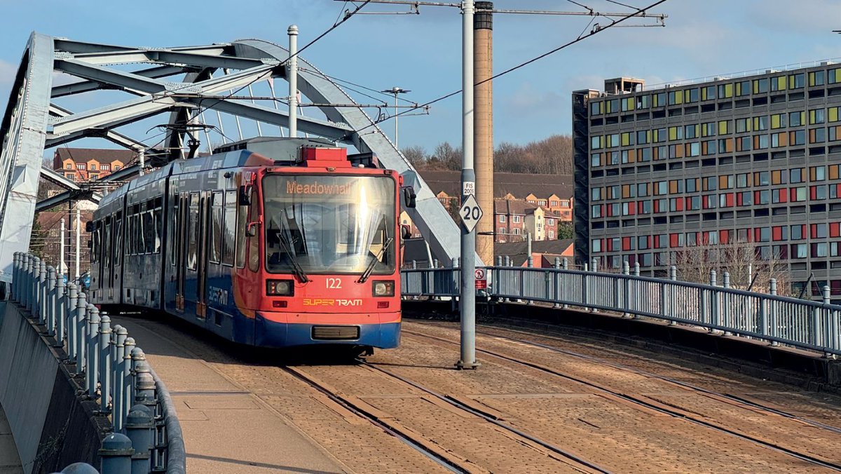 TransportPS's tweet photo. A modern tram in Sheffield, passing the brutalist architecture of the Park Hill housing estate. (📸 Ed Douglas) https://t.co/dxTLk3jQL9