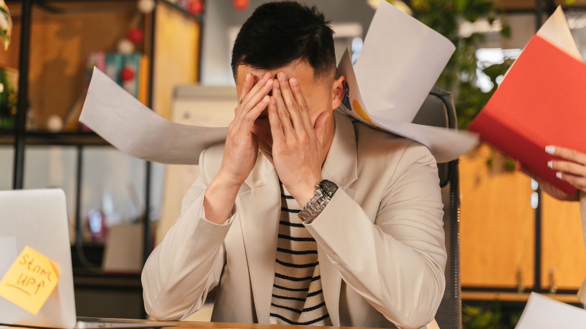 empleate's tweet photo. ¿Vives apagando fuegos en el trabajo? El síndrome del “todo urgente” destruye tu productividad laboral y agota a tu equipo. Descubre en nuestro #BlogEmpléate el costo de esta práctica y cómo recuperar el enfoque. Haz clic en el enlace: https://t.co/UacUw56Est https://t.co/oBbf1l5DZc