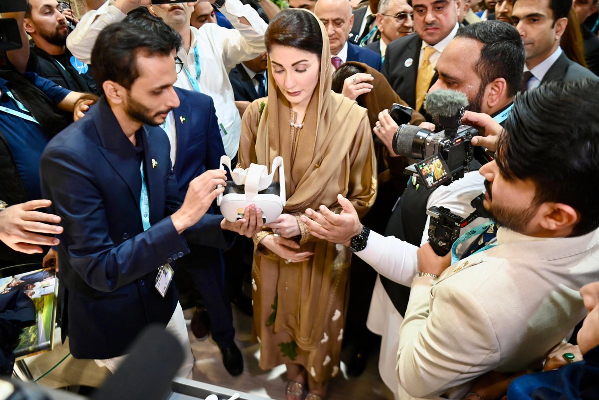 MFarooq695's tweet photo. اپنی چھت اپنا گھر کی دستاویزی فلم میں پنجاب کی حقیقی خوشی عوام کی خوشی دیکھ کر عالمی میڈیا اور معزز مہمانوں نے وزیر پنجاب محترمہ مریم نواز شریف صاحبہ کو تالیاں بجا کر داد دی
#MaryamNawazInBaku
#ApniChhatApnaGhar https://t.co/YAxFPBWp6o