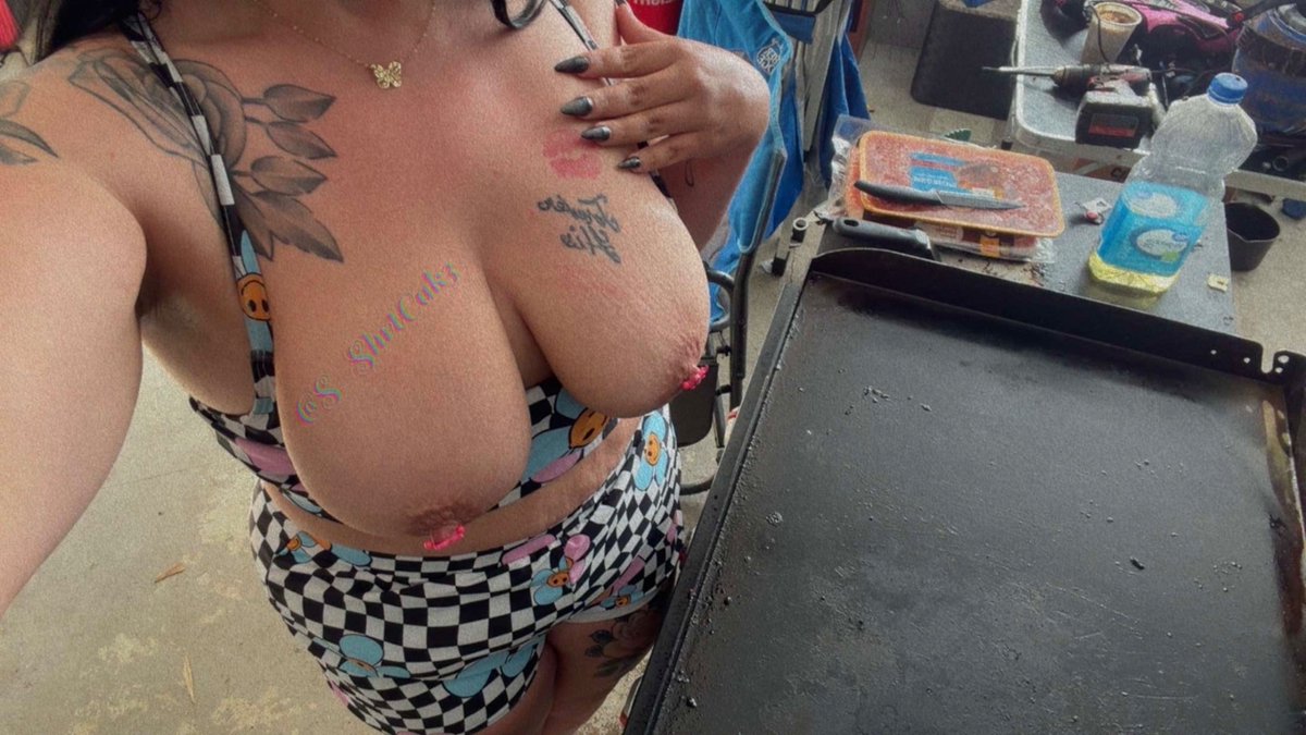 S_ShrtCak3's tweet photo. Tittie Tuesday at the grill let me make you some brunch big dick Daddy 💋🖤 https://t.co/XerSEwRTNN