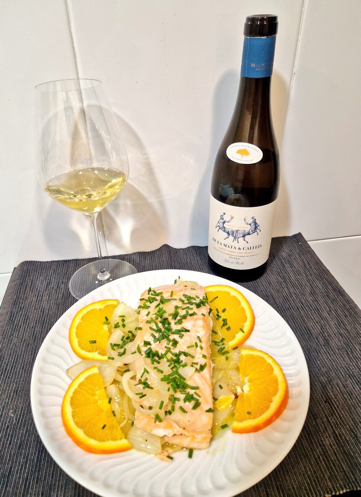 VinoComplutense's tweet photo. Salmón con cebolla y naranja y una fantástica Airén De la Mata y Calleja. https://t.co/vpGQOdwqeH