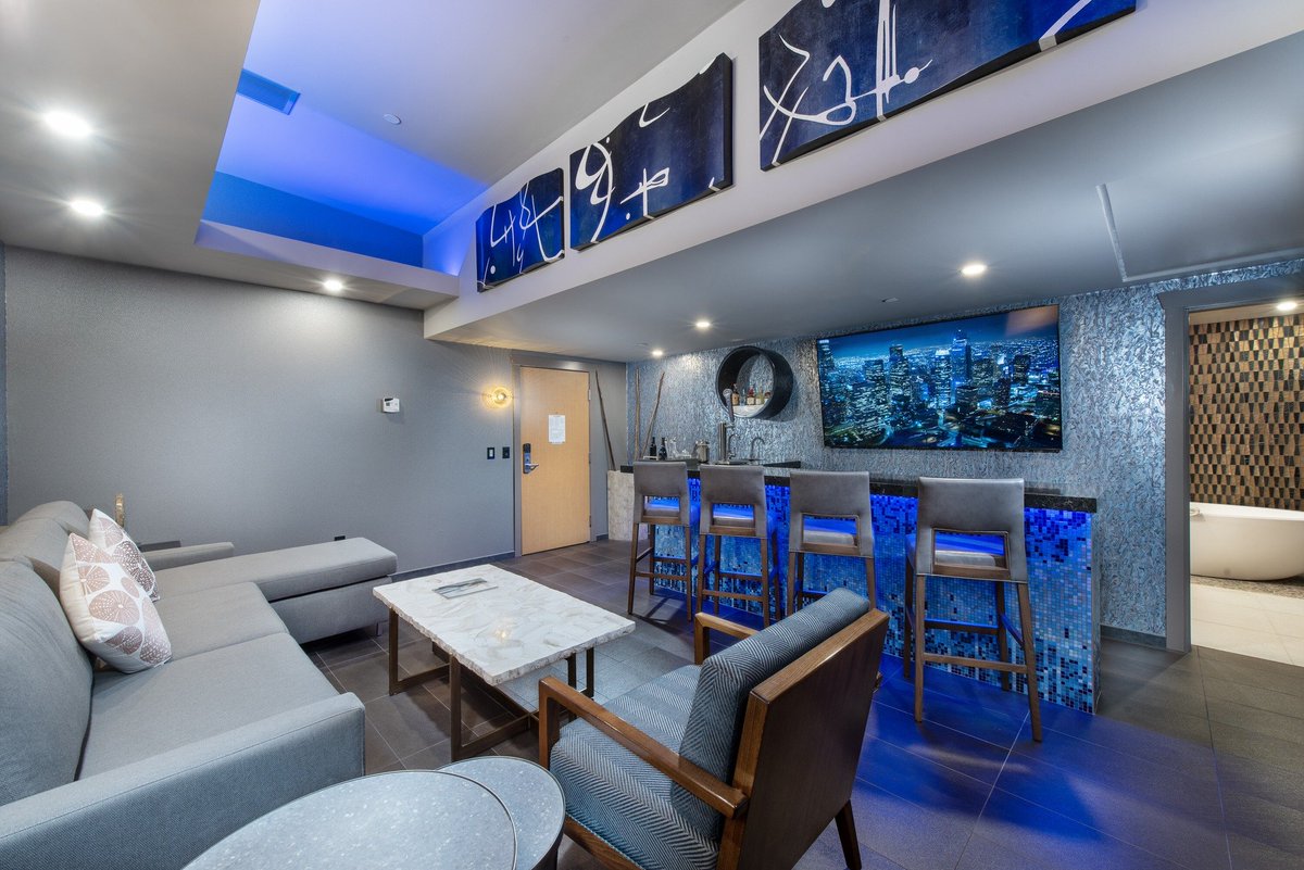 ShadeHotelMB's tweet photo. Take a peek inside our Presidential Penthouse. There’s plenty of room to spread out, beer on tap, a flat screen TV, and everything you need whether you’re planning a solo staycation or getting the group together for a bachelor weekend. https://t.co/PAygCcWPcI