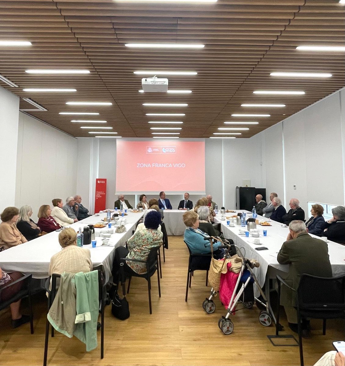 regades's tweet photo. Una tarde de afectos compartidos con los amigos y amigas de la Fundación de Vigueses Distinguidos y de charla distendida sobre la Zona Franca. 

Ha sido un placer

#zonafrancavigo https://t.co/4EtbIaCrtB