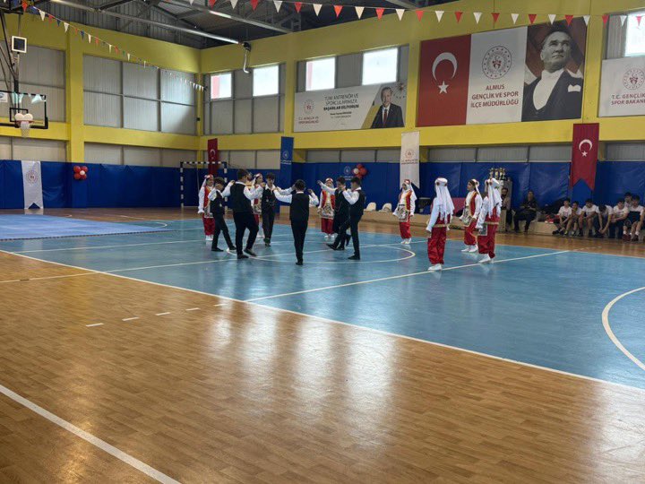 AlmusMem's tweet photo. İlçe Milli Eğitim Müdürümüz, İlçe Gençlik ve Spor Müdürlüğü tarafından düzenlenen 19 Mayıs Atatürk'ü Anma, Gençlik ve Spor Bayramı programına katıldı.
Yarınlarımızı aydınlatacak gençlerimizin bayramını kutlar,gençlerimize sağlık ve başarılar dileriz.
@tokatmem @HuseyinKir64 https://t.co/6R66zWZteH