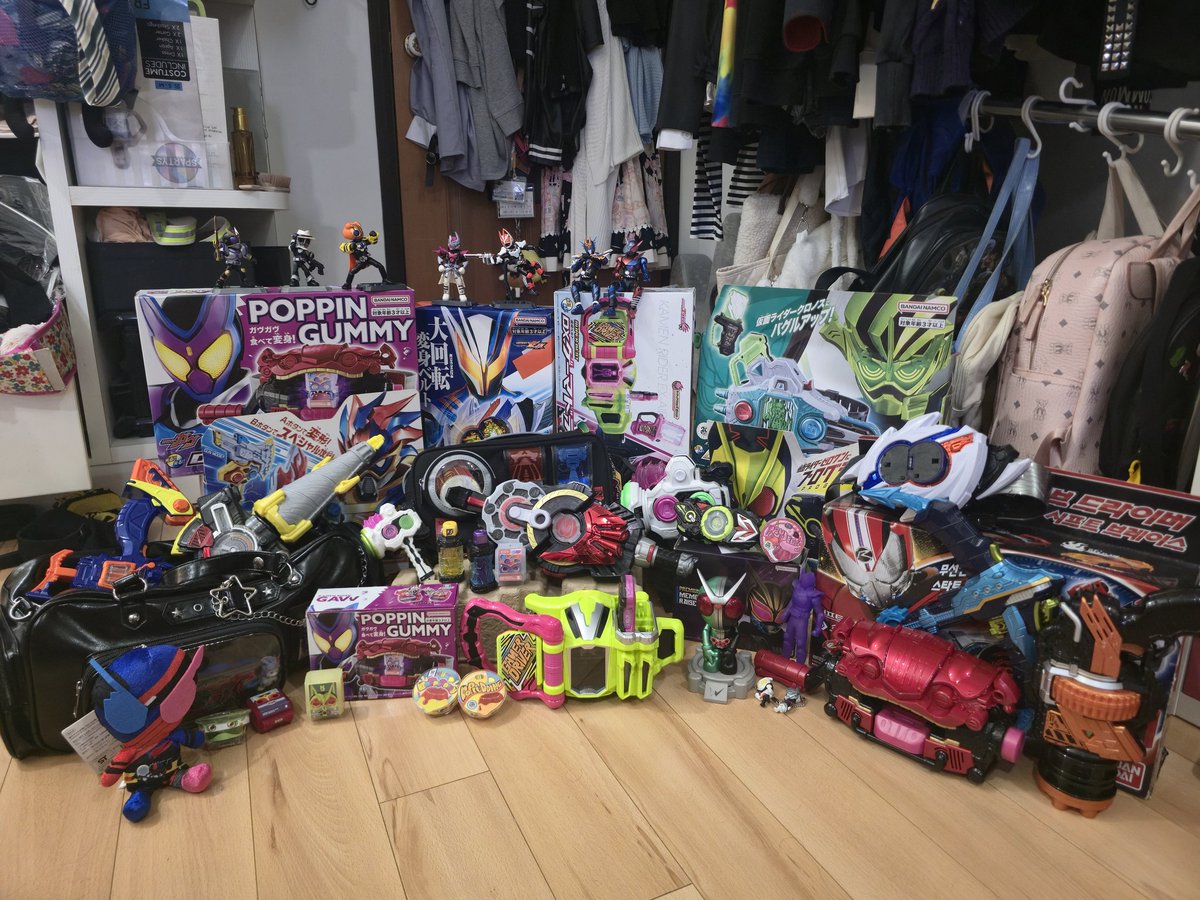 AresCheese's tweet photo. the toku fan vs the toku collection~ https://t.co/2Ntqh1owRL