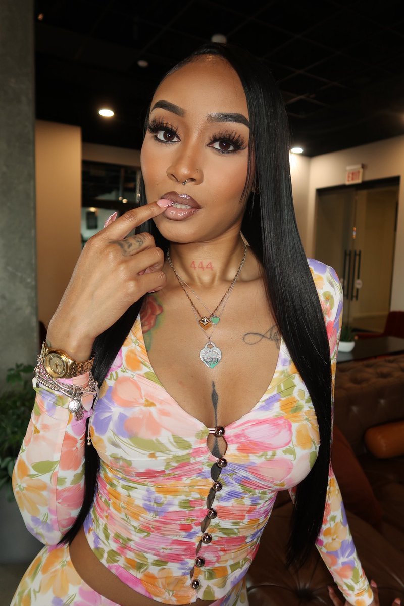 xX_Ahontas's tweet photo. BODY AND THE FACE TEAAAA AINT NONE ELSE TO CLOCK BITCH😍😏🗣️😂🍭🍭🍭🍭🍭🍭 https://t.co/aXdw0wgFIv