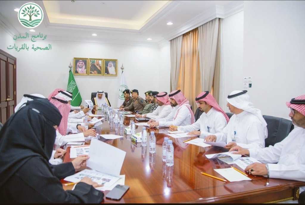 ahsumoh's tweet photo. عُقد اليوم إجتماع #اللجنة_الرئيسية_لبرنامج_المدن_الصحية_بالقريات وذلك برئاسة سعادة محافظ القريات الدكتور طلال بن مشل التمياط سلمه الله وعضوية عدة قطاعات حكومية وخاصة بالإضافة لإشراك المجتمع المحلي لمناقشة ماتم من أعمال اللجان الفرعية وفق الخطة الزمنية المحددة، مقدماً سعادته الدعم المباشر وحث الجهود كي نشهد القريات قريباً أن تكون ضمن المدن الصحية المعتمدة بالمملكة لدى #منظمة_الصحة_العالمية وبذلك يكون تحقيقاً لمستهدف من مستهدفات #رؤية_السعودية_2030.

نبذة وهدف . . . 
المدينة الصحية هي:
مدينة تسعى إلى تحسين نمط حياة سكانها من خلال بيئة نظيفة، وخدمات صحية متكاملة، ومشاركة مجتمعية فعالة، وذلك وفق معايير منظمة الصحة العالمية.

ويتم إعتماد المدينة كـ «#مدينة_صحية» من قبل منظمة الصحة العالمية بعد تحقيقها لـ 80 معيارًا شاملًا تغطي تسعة محاور رئيسية، تشمل: البيئة، الصحة العامة، التغذية، السلامة، المشاركة المجتمعية، وغيرها، ضمن إطار برنامج المدن الصحية المعتمد عالميًا.