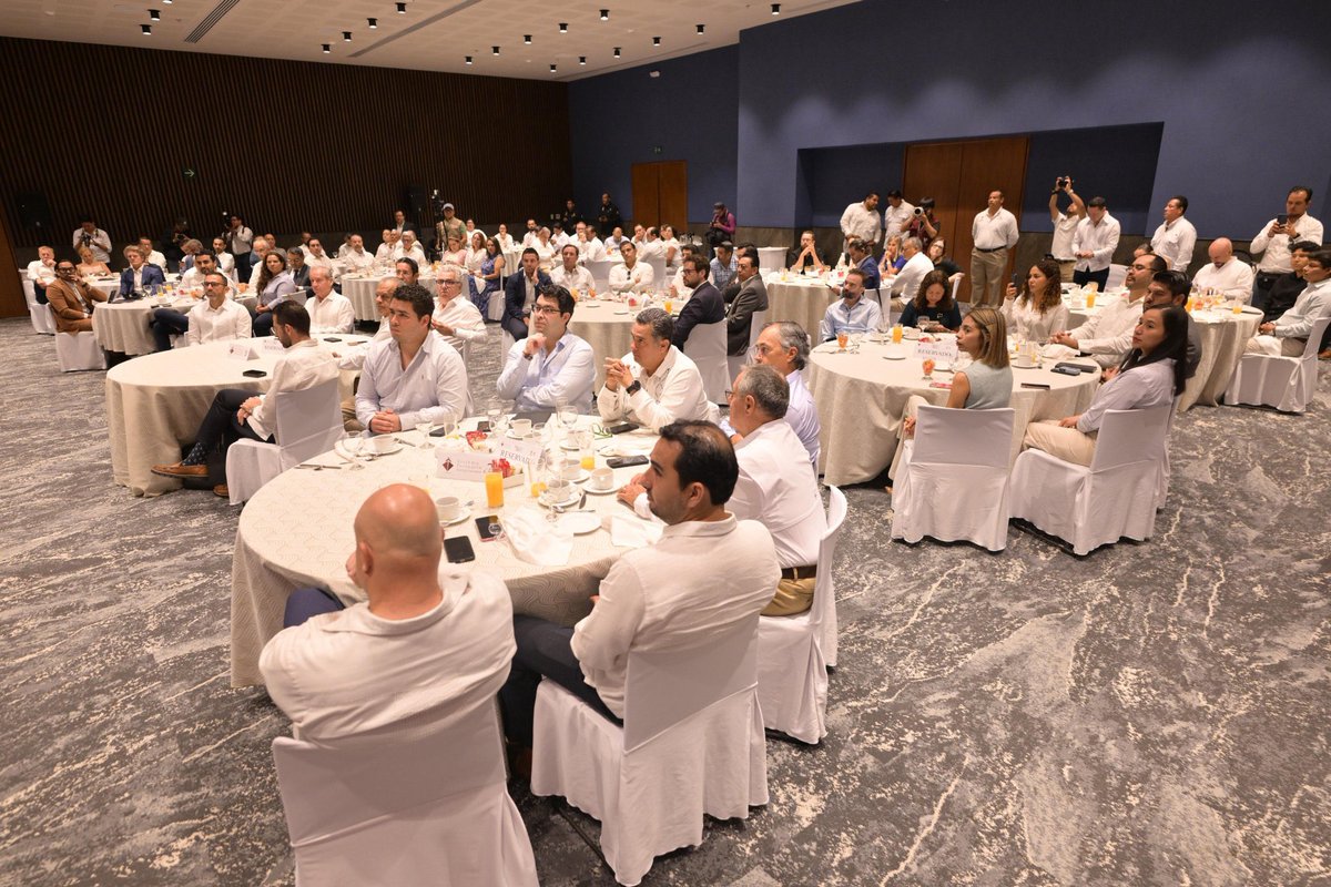 DavidGustavoRR's tweet photo. La gobernadora @rocionahle y su equipo están posicionando a #Veracruz como un hub global de inversión.

En #PuertaEsteMx, confirmó que México está listo para alianzas con empresas que invierten con sólidos criterios #ESG.

En @CityCapitalBV creemos en esa visión. https://t.co/3IQ4yRAGGV