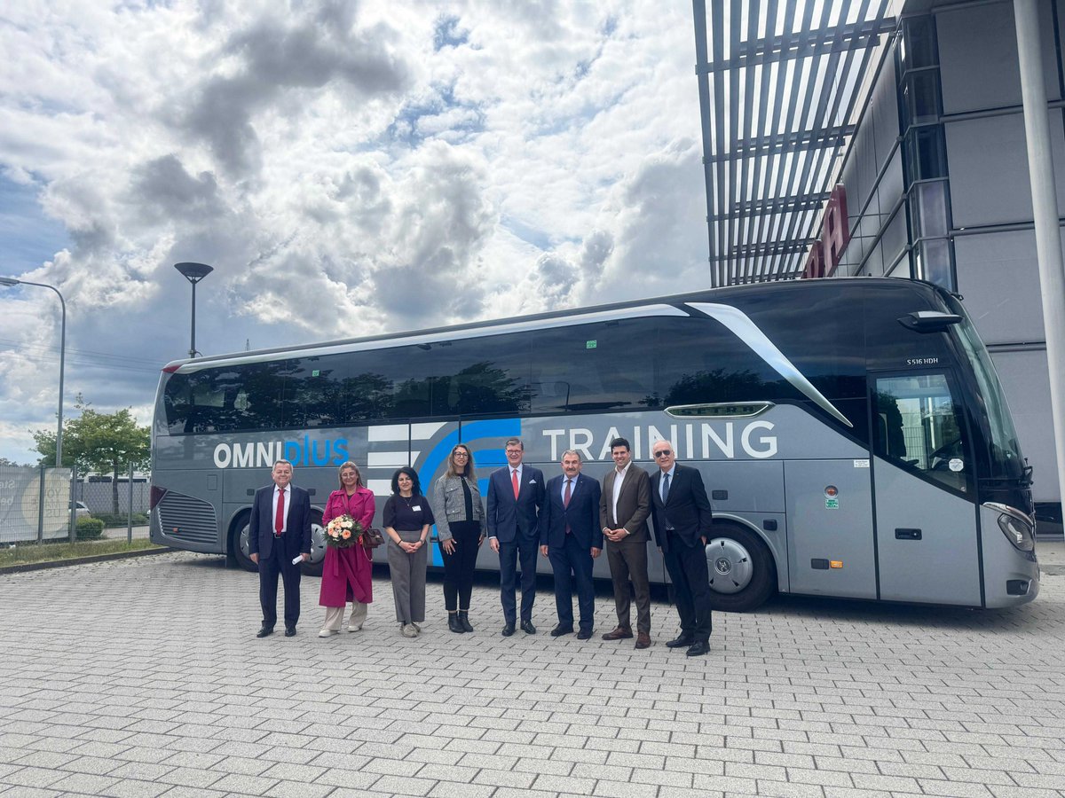 TDIHK's tweet photo. 🚍 Anlässlich unseres Businessfrühstücks in Neu-Ulm kam auch der Vorstand der TD-IHK zu einer gemeinsamen Sitzung in den Räumlichkeiten der Daimler Buses GmbH zusammen. Zuvor bot das TD-IHK Businessfrühstück Raum für persönliche Gespräche, neue Kontakte und einen intensiven Austausch zwischen Unternehmer:innen, Mitgliedern und Partnern unseres deutsch-türkischen Netzwerks. 🤝 Im Rahmen der Vorstandssitzung standen die strategische Ausrichtung, aktuelle Themen sowie zukünftige Projekte im Mittelpunkt – nach dem Motto: Gemeinsam mit und für die Mitglieder der TD-IHK. Als einer der weltweit führenden Omnibus-Hersteller steht Daimler Buses für Innovationskraft, nachhaltige Mobilität und internationale industrielle Kompetenz. Besonders spannend waren daher auch die anschließenden Einblicke hinter die Kulissen des Unternehmens im Rahmen einer Werkbesichtigung am Standort Neu-Ulm. Ein herzlicher Dank gilt unserem Präsidenten Till Oberwörder für die Einladung, Gastfreundschaft und Möglichkeit dieses besonderen Austauschs.  

🚍 Neu-Ulm’da gerçekleşen İş Kahvaltımız kapsamında, TD-IHK Yönetim Kurulu Daimler Buses GmbH ev sahipliğinde bir araya geldi. İş kahvaltımızda girişimciler, üyeler ve Alman-Türk iş dünyasının temsilcileri samimi bir atmosferde buluşarak yeni bağlantılar kurma, fikir alışverişinde bulunma ve mevcut iş ilişkilerini güçlendirme fırsatı yakaladı. 🤝 Ardından gerçekleştirilen Yönetim Kurulu toplantısında ise TD-IHK’nın güncel çalışmaları, gelecekteki projeleri ve Alman-Türk ekonomi ağına yönelik stratejik hedefleri ele alındı – „Üyelerimizle birlikte üyelerimiz için!” mottosu doğrultusunda. Dünyanın önde gelen otobüs üreticilerinden biri olan Daimler Buses, sürdürülebilir mobilite, teknoloji ve sanayi alanındaki güçlü konumuyla dikkat çekiyor. Neu-Ulm tesisinde gerçekleştirilen fabrika gezisi kapsamında yönetim kurulu üyeleri ve genel sekreterlik kadromuz, üretim süreçlerini yakından inceleme ve geleceğin mobilite çözümlerine dair değerli bilgiler edinme imkânı buldu. Nazik daveti, misafirperverliği ve bu özel programa ev sahipliği dolayısıyla Başkanımız Till Oberwörder’e içten teşekkürlerimizi sunarız.  

#TDIHK #DaimlerBuses #Networking