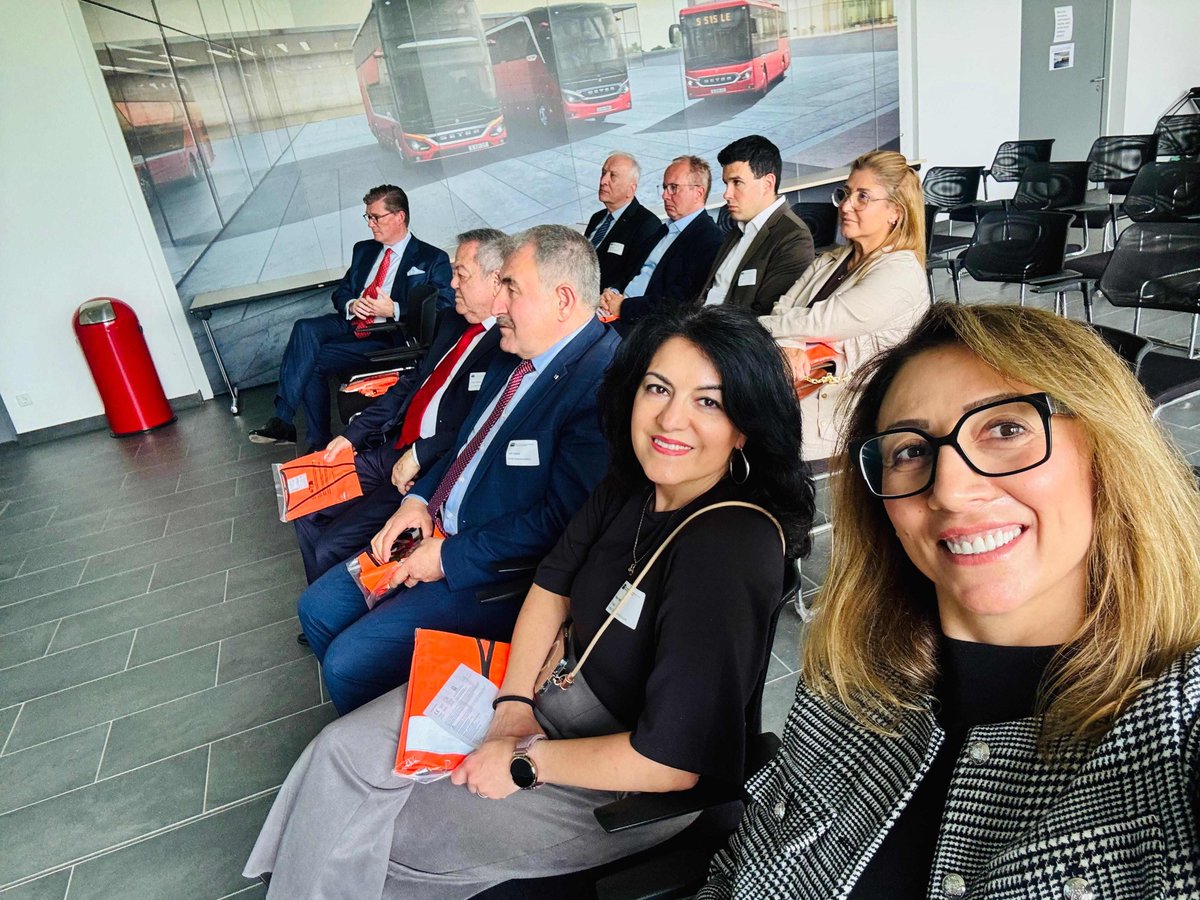 TDIHK's tweet photo. 🚍 Anlässlich unseres Businessfrühstücks in Neu-Ulm kam auch der Vorstand der TD-IHK zu einer gemeinsamen Sitzung in den Räumlichkeiten der Daimler Buses GmbH zusammen. Zuvor bot das TD-IHK Businessfrühstück Raum für persönliche Gespräche, neue Kontakte und einen intensiven Austausch zwischen Unternehmer:innen, Mitgliedern und Partnern unseres deutsch-türkischen Netzwerks. 🤝 Im Rahmen der Vorstandssitzung standen die strategische Ausrichtung, aktuelle Themen sowie zukünftige Projekte im Mittelpunkt – nach dem Motto: Gemeinsam mit und für die Mitglieder der TD-IHK. Als einer der weltweit führenden Omnibus-Hersteller steht Daimler Buses für Innovationskraft, nachhaltige Mobilität und internationale industrielle Kompetenz. Besonders spannend waren daher auch die anschließenden Einblicke hinter die Kulissen des Unternehmens im Rahmen einer Werkbesichtigung am Standort Neu-Ulm. Ein herzlicher Dank gilt unserem Präsidenten Till Oberwörder für die Einladung, Gastfreundschaft und Möglichkeit dieses besonderen Austauschs.  

🚍 Neu-Ulm’da gerçekleşen İş Kahvaltımız kapsamında, TD-IHK Yönetim Kurulu Daimler Buses GmbH ev sahipliğinde bir araya geldi. İş kahvaltımızda girişimciler, üyeler ve Alman-Türk iş dünyasının temsilcileri samimi bir atmosferde buluşarak yeni bağlantılar kurma, fikir alışverişinde bulunma ve mevcut iş ilişkilerini güçlendirme fırsatı yakaladı. 🤝 Ardından gerçekleştirilen Yönetim Kurulu toplantısında ise TD-IHK’nın güncel çalışmaları, gelecekteki projeleri ve Alman-Türk ekonomi ağına yönelik stratejik hedefleri ele alındı – „Üyelerimizle birlikte üyelerimiz için!” mottosu doğrultusunda. Dünyanın önde gelen otobüs üreticilerinden biri olan Daimler Buses, sürdürülebilir mobilite, teknoloji ve sanayi alanındaki güçlü konumuyla dikkat çekiyor. Neu-Ulm tesisinde gerçekleştirilen fabrika gezisi kapsamında yönetim kurulu üyeleri ve genel sekreterlik kadromuz, üretim süreçlerini yakından inceleme ve geleceğin mobilite çözümlerine dair değerli bilgiler edinme imkânı buldu. Nazik daveti, misafirperverliği ve bu özel programa ev sahipliği dolayısıyla Başkanımız Till Oberwörder’e içten teşekkürlerimizi sunarız.  

#TDIHK #DaimlerBuses #Networking