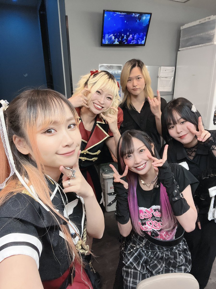 miomasui's tweet photo. 獅子音ありがとうございました✨
本日のベースを演奏してくれたのは月野もあちゃん！また一緒になれてしかも Mellowsを弾いてくれて嬉しかった〜ズドズドな低音も、もあちゃんのプレイもかっこよすぎてしびれた🫨まさにCute Metalだったぁあん！たのしかったぁあああああ https://t.co/CQn3CNSQIP