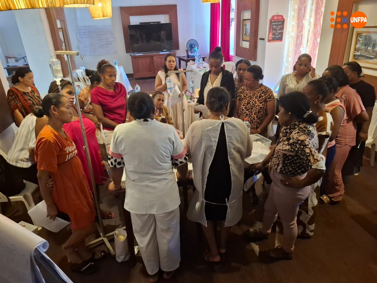 UNFPAMadagascar's tweet photo. In Madagascar🇲🇬, ~10 women die daily from maternal causes, mainly postpartum haemorrhage (PPH).
📷 In Taolagnaro, 6️⃣0️⃣ midwives were trained on #EMOTIVE approach to detect & manage PPH quickly.
#MaternalHealth #Midwives #SafeBirth https://t.co/mzgli66rT8
